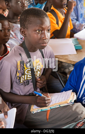 Sénégal, Touba. Jeune étudiant à l'Azhar, une école pour les études islamiques, copier des matériaux en arabe dans son ordinateur portable. Banque D'Images