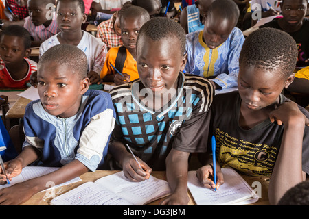 Sénégal, Touba. Étudiants sénégalais à l'Azhar, une école pour les études islamiques, l'écriture en arabe dans leurs cahiers. Banque D'Images