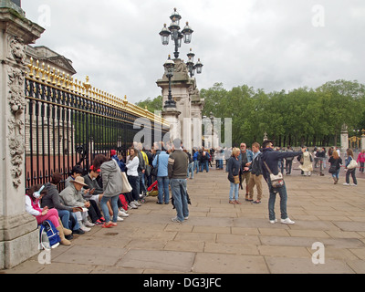 Les touristes à l'extérieur du garde-corps du palais de Buckingham à Londres, Angleterre Banque D'Images