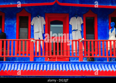 Terrasse rouge et bleu avec blanc mannequins vêtus Banque D'Images