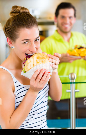 Döner Kebab - vendeur sympathique et femelle client dans un restaurant fast food turc, avec un pain pita fraîchement préparés ou kebab Banque D'Images