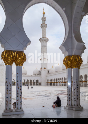 La Mosquée Sheikh Zayed ou grande mosquée à Abu Dhabi, Émirats Arabes Unis, Cour, Colonnes et minaret Banque D'Images