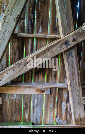 Un gros plan détail de la prise en charge d'une structure en bois ancien pont couvert aux initiales de personnes sculpté en eux. Banque D'Images