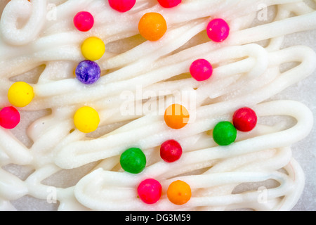 Bonbons colorés boules sur lignes blanches et vrille Banque D'Images