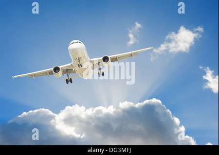 Grand vol d'un avion de passagers dans le ciel bleu Banque D'Images