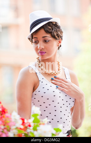 Jeune femme afro-américaine dans le réservoir-haut et fedora hat - USA Banque D'Images