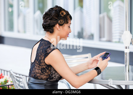 Femme à l'aide de smart phone - USA Banque D'Images