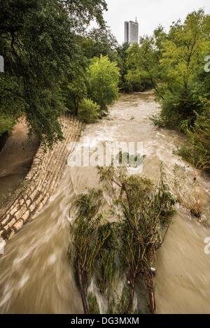 Austin, TX, USA. 13 Oct, 2013. Shoal Creek fait rage avec les rapides et la chute d'arbres en raison de fortes pluies de l'automne, après 12 pouces de pluie à Austin, Texas, USA. Oct 13, 2013 Credit : © Sandy Carson/ZUMAPRESS.com/Alamy Live News Banque D'Images