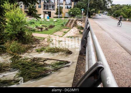 Austin, TX, USA. 13 Oct, 2013. Shoal Creek fait rage avec les rapides et la chute d'arbres en raison de fortes pluies de l'automne, après 12 pouces de pluie à Austin, Texas, USA. Oct 13, 2013 Credit : © Sandy Carson/ZUMAPRESS.com/Alamy Live News Banque D'Images