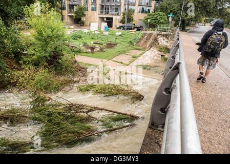 Austin, TX, USA. 13 Oct, 2013. Shoal Creek fait rage avec les rapides et la chute d'arbres en raison de fortes pluies de l'automne, après 12 pouces de pluie à Austin, Texas, USA. Oct 13, 2013 Credit : © Sandy Carson/ZUMAPRESS.com/Alamy Live News Banque D'Images