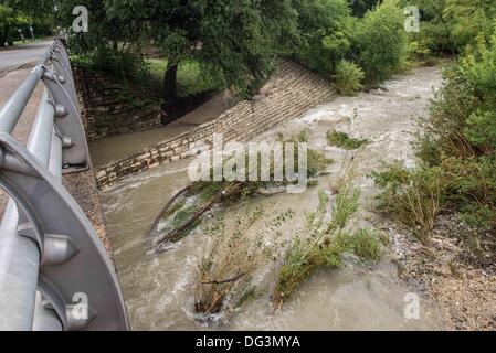 Austin, TX, USA. 13 Oct, 2013. Shoal Creek fait rage avec les rapides et la chute d'arbres en raison de fortes pluies de l'automne, après 12 pouces de pluie à Austin, Texas, USA. Oct 13, 2013 Credit : © Sandy Carson/ZUMAPRESS.com/Alamy Live News Banque D'Images