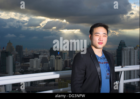 L'homme sur les toits de Bangkok Banque D'Images