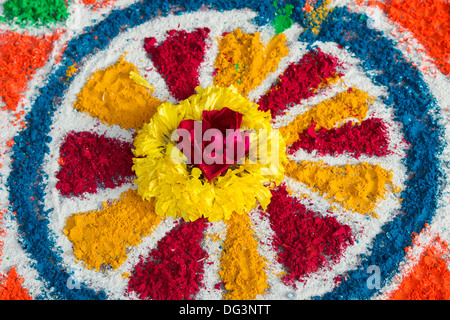 Festival de Dasara Rangoli Conception et poudre de couleur des fleurs dans une rue. L'Andhra Pradesh, Inde Banque D'Images