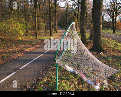 Vélo contenant d'élimination des déchets le long de la voie, l'Europe Pays-Bas Banque D'Images