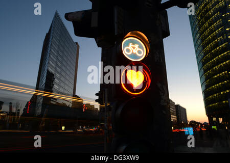 Berlin, Allemagne. 13 Oct, 2013. Location d'un feu de circulation est orné d'un coeur à la Potsdamer Platz à Berlin, Allemagne, 13 octobre 2013. Photo : Rainer Jensen/dpa/Alamy Live News Banque D'Images