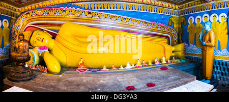 Bouddha couché d'or au Temple de la dent (Temple de la Dent sacrée) à Kandy, Sri Lanka, Asie Banque D'Images