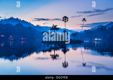 Le lac de Kandy et de l'île qui abrite le Royal Maison d'été à l'aube, Kandy, Province du Centre, au Sri Lanka, en Asie Banque D'Images