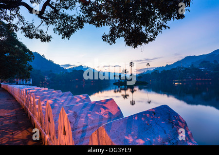 Le lac de Kandy et de l'île qui abrite le Royal Maison d'été à l'aube, Kandy, Province du Centre, au Sri Lanka, en Asie Banque D'Images