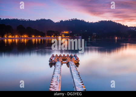 Le lac de Kandy au lever du soleil, Kandy, Province du Centre, au Sri Lanka, en Asie Banque D'Images