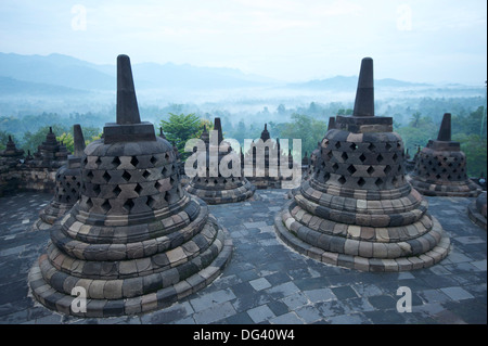 Tôt le matin le Brouillard de mousson située à travers des paysages, de Borobudur Temple Bouddhiste, Site de l'UNESCO, Java, Indonésie, Asie du sud-est Banque D'Images