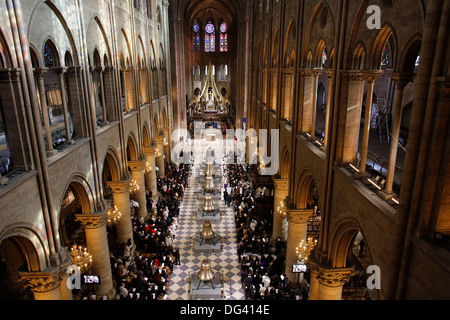 Nouvelles cloches affiche temporairement dans la nef de la cathédrale Notre Dame, Paris, France, Europe Banque D'Images
