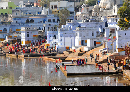 Ghats à Holy lac Pushkar et vieux palais Rajput, Pushkar, Rajasthan, Inde, Asie Banque D'Images