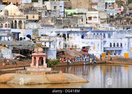 Ghats à Holy lac Pushkar et vieux palais Rajput, Pushkar, Rajasthan, Inde, Asie Banque D'Images