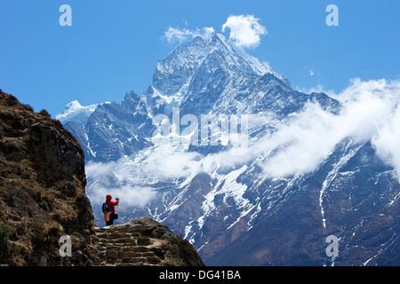 Sentier à partir de Namche Bazar à l'Everest View Hotel, Mt. Thamserku derrière, parc national de Sagarmatha, Site de l'UNESCO, Népal, Himalaya Banque D'Images