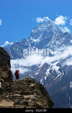 Sentier à partir de Namche Bazar à l'Everest View Hotel, Mt. Thamserku derrière, parc national de Sagarmatha, Site de l'UNESCO, Népal, Himalaya Banque D'Images