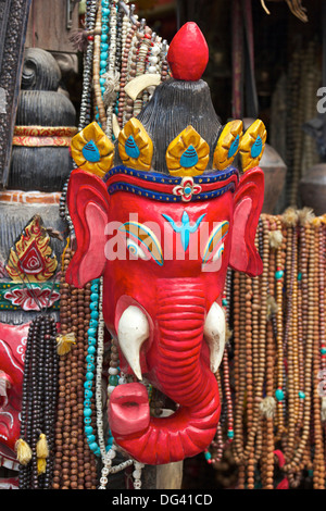 Masque de Ganesha, un dieu hindou, vente à Swayambhunath Stupa (Monkey Temple), Katmandou, Népal, Asie Banque D'Images