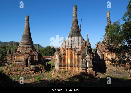 La pagode Shwe Inn Thein, contenant 1054 17e et 18e siècle Zedi, lac Inle, l'État de Shan, Myanmar (Birmanie), l'Asie Banque D'Images