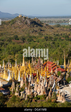 La pagode Shwe Inn Thein, contenant 1054 17e et 18e siècle Zedi, lac Inle, l'État de Shan, Myanmar (Birmanie), l'Asie Banque D'Images