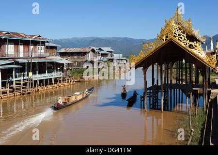 Village au bord du canal, au Lac Inle, l'État de Shan, Myanmar (Birmanie), l'Asie Banque D'Images