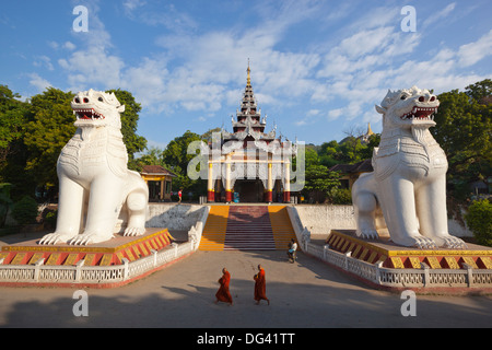 Entrée sud de Mandalay Hill avec deux géants Chinthe (tuteur lion-chien), Mandalay, Myanmar (Birmanie), l'Asie Banque D'Images