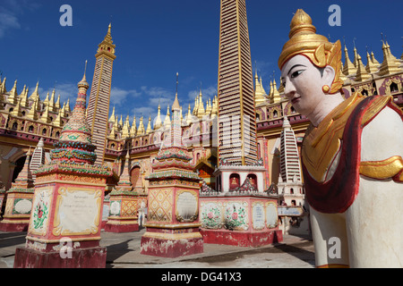 La Pagode Thanboddhay Paya () décorées avec des images de Bouddha Doré mini et mini-stupas, près de Monywa, Région de Monywa, Myanmar (Birmanie) Banque D'Images