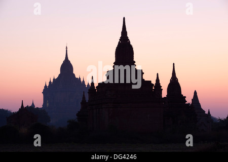 Lever du soleil sur les temples de Bagan datant du 11e et 13e siècles, Bagan (Pagan), Centre du Myanmar, Myanmar (Birmanie), l'Asie Banque D'Images