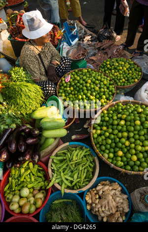 Les fruits et légumes frais au marché alimentaire, Phnom Penh, Cambodge, Indochine, Asie du Sud, Asie Banque D'Images