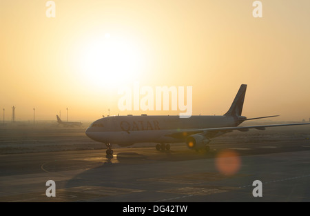 Qatar Airways avion vient d'atterrir à l'aéroport de Doha, Qatar Banque D'Images