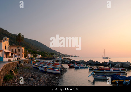 Bateaux de pêche sur la plage à Lingua, Salina, les îles Eoliennes, Site de l'UNESCO, au large de la Sicile, province de Messine, Italie Banque D'Images