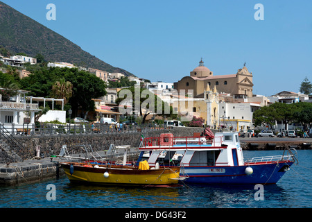 Bateaux en bois coloré à Santa Marina Salina, l'île, les îles Eoliennes, Site de l'UNESCO, province de Messine, Italie, Banque D'Images