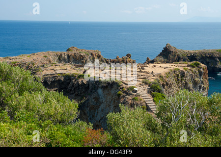 Le village de l'âge du Bronze sur Punta Milazzese sur Panarea, les îles Eoliennes, Site de l'UNESCO, la province de Messine, Italie Banque D'Images