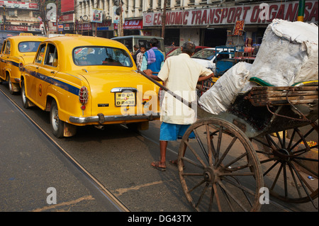 Pousse-pousse sur la rue, Kolkata, Bengale occidental, Inde, Asie Banque D'Images