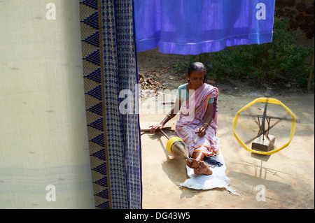 Femme au travail sur le tissage de la soie pour la production sari dans un village autour de Jangipur, Bengale occidental, Inde, Asie Banque D'Images