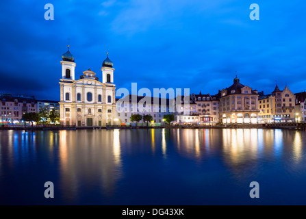 Église des Jésuites sur le front de la vieille ville sur la rivière Reuss, à Lucerne, Suisse, Europe Banque D'Images