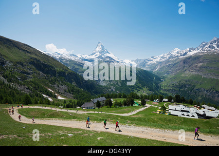 Coureurs dans le Zermatt Marathon et le Cervin, Valais, Alpes Suisses, Suisse, Europe Banque D'Images