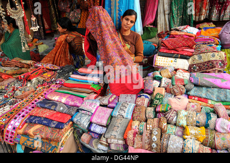 Tissu du Rajasthan sur un marché de New Delhi, Delhi, Inde, Asie Banque D'Images