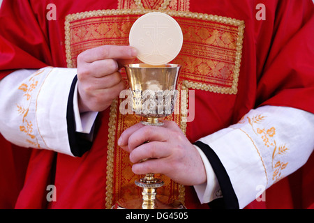 Célébration de l'Eucharistie, la messe catholique, Villemomble, Seine-Saint-Denis, France, Europe Banque D'Images