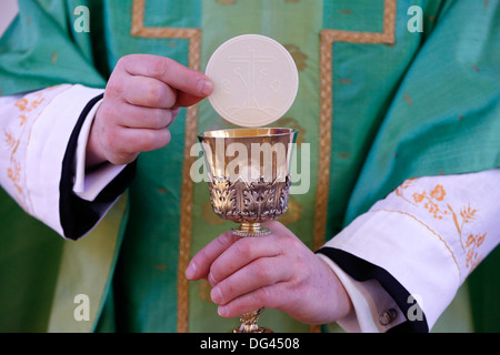 Célébration de l'Eucharistie, la messe catholique, Villemomble, Seine-Saint-Denis, France, Europe Banque D'Images