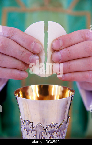 Célébration de l'Eucharistie, la messe catholique, Villemomble, Seine-Saint-Denis, France, Europe Banque D'Images