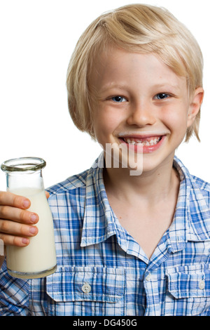 Close-up of a happy cute boy avec moustache de lait et une bouteille de lait. Isolé sur blanc. Banque D'Images